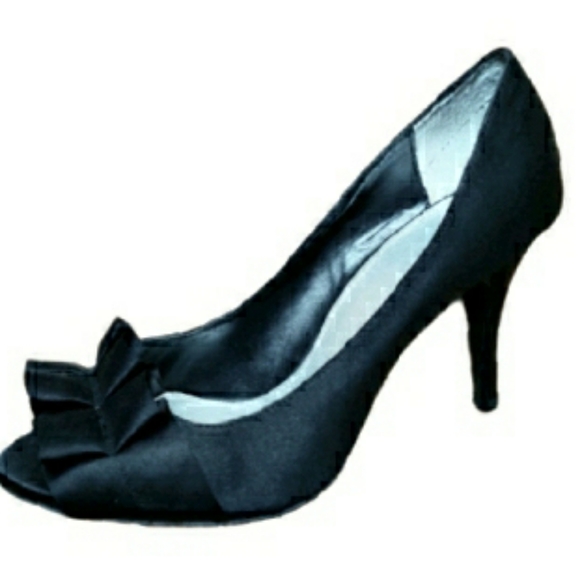 Apt 9 Black ruffle heels - Picture 2 of 5
